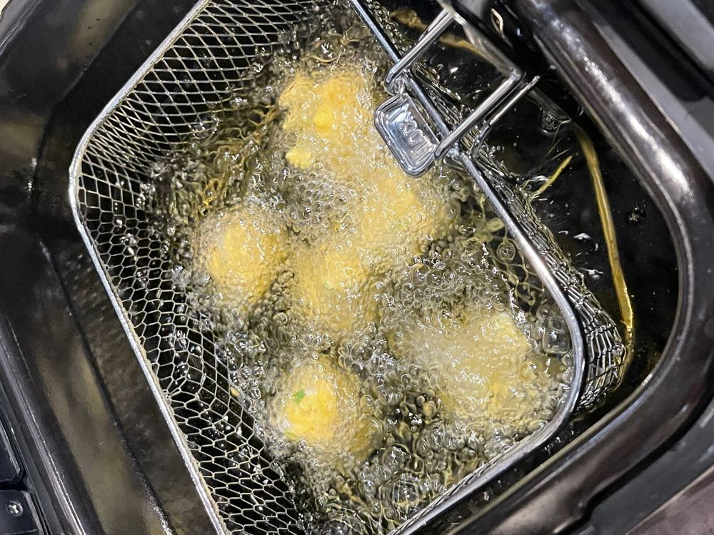 egg pakora frying