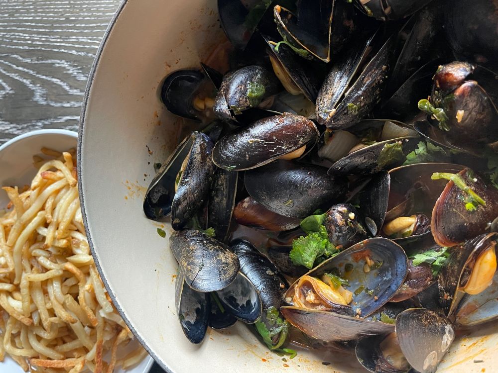 steamed mussels with fries